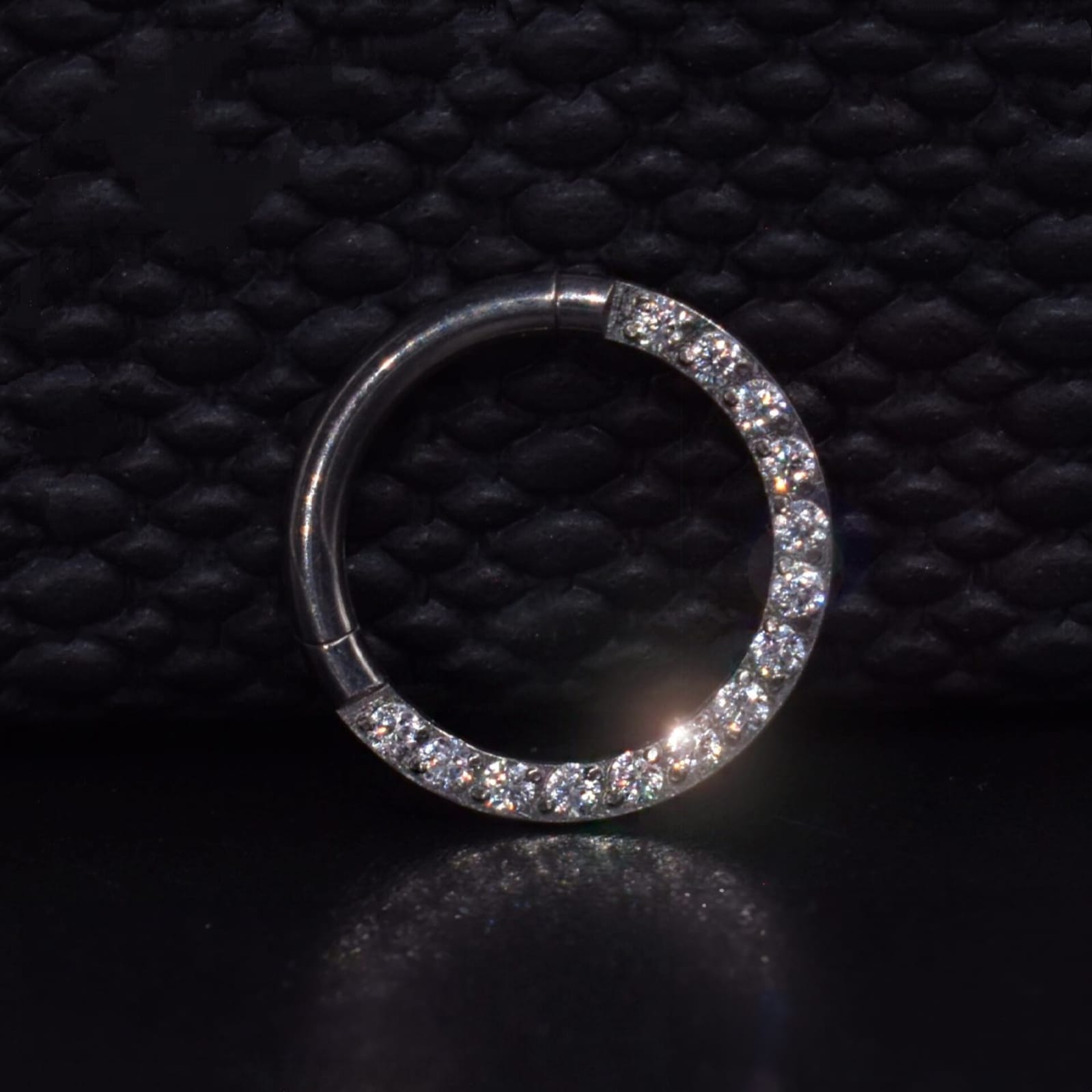 WhatsApp Image 2025-11-13 at 12.21.11 PM Aro Clicker Temis 8mm - Titanio G.I – Piercing Colombia