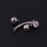 Banana Rook Charm Glow 16G | Titanio ASTM F136 – Piercing Colombia