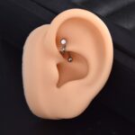 Banana Rook Charm Glow 16G | Titanio ASTM F136 – Piercing Colombia