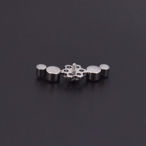 Helix Cluster (16G – Barra 8 mm) – Titanio ASTM F136 – Piercing Colombia