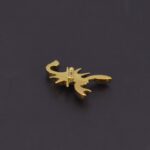 Helix Escorpión (16G – Barra 8 mm) – Titanio ASTM F136 – Piercing Colombia