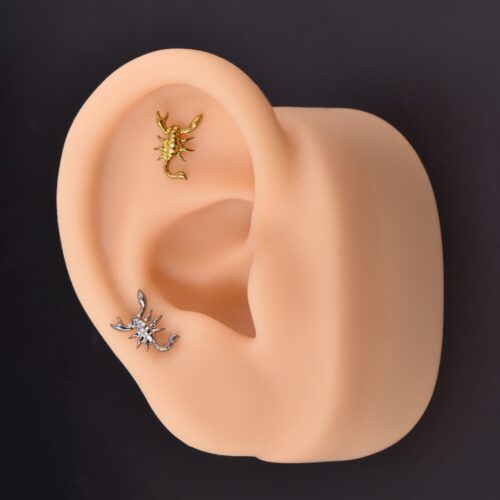 Helix Escorpión (16G – Barra 8 mm) – Titanio ASTM F136 – Piercing Colombia