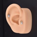 Helix Búho Brillo (16G – Barra 8 mm) – Titanio ASTM F136 – Piercing Colombia