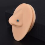 Nostril Flor Ópalo (20G) – Titanio ASTM F136 – Piercing Colombia