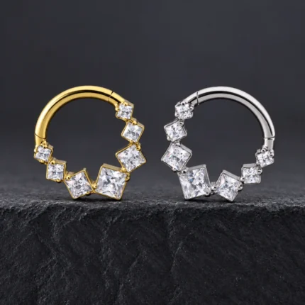 Aros clicker de titanio dorado y plateado con 7 circones blancos cuadrados en degradado