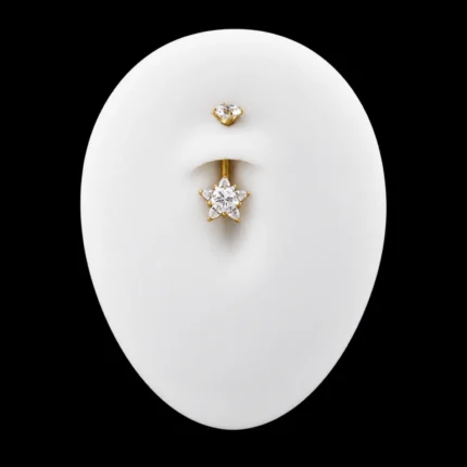 Piercing de ombligo Super Stars dorado con estrella de circones puesto en maqueta de abdomen