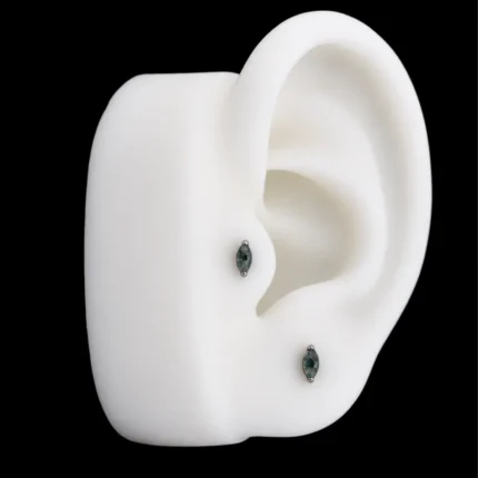 Tops de ágata musgo marquesa puestos en tragus y lóbulo de una maqueta de oreja