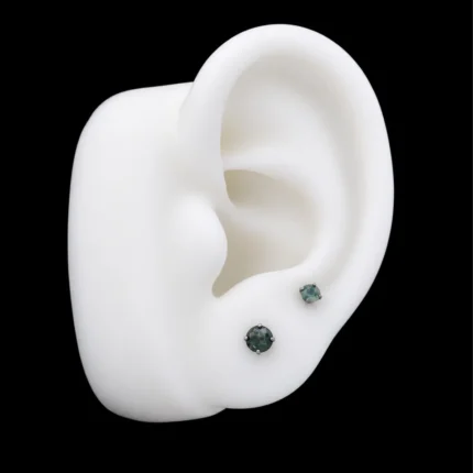 Tops de ágata verde de 4mm y 3mm puestos en el lóbulo de una maqueta de oreja