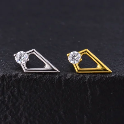 Top de titanio triangular calado con circón redondo, en plateado y dorado