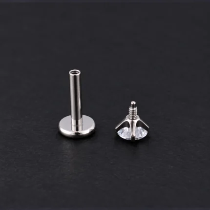 Labret de titanio desarmado: barra con disco plano y top de circón con rosca interna