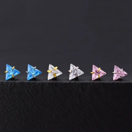 Tops de titanio con circón triangular azul, blanco y rosado, garras doradas y plateadas